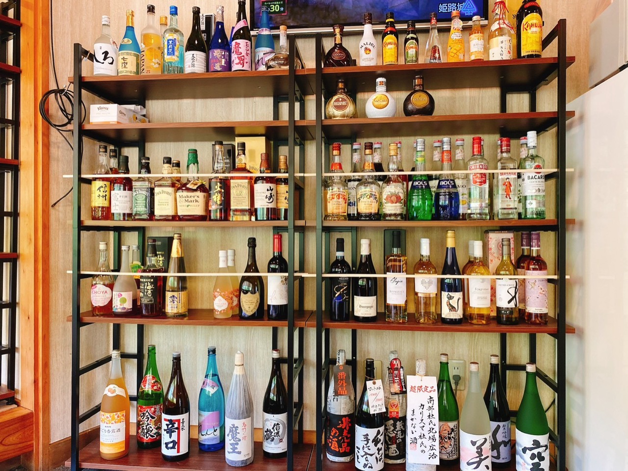澤の店内にあるお酒の棚