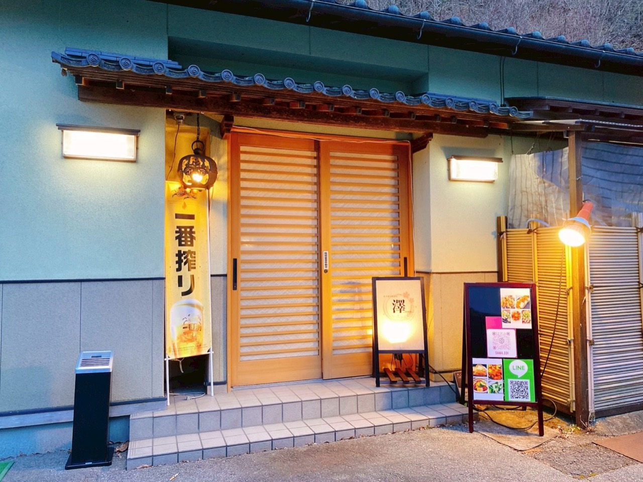 木の引き戸と澤の看板がある入口