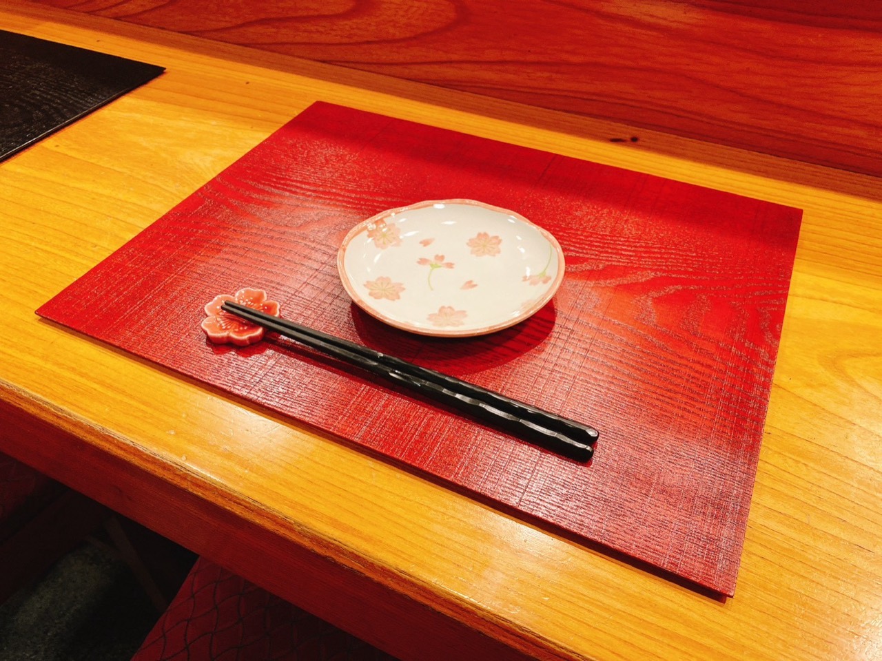 桜柄の器と桜の箸置きが並ぶ食卓