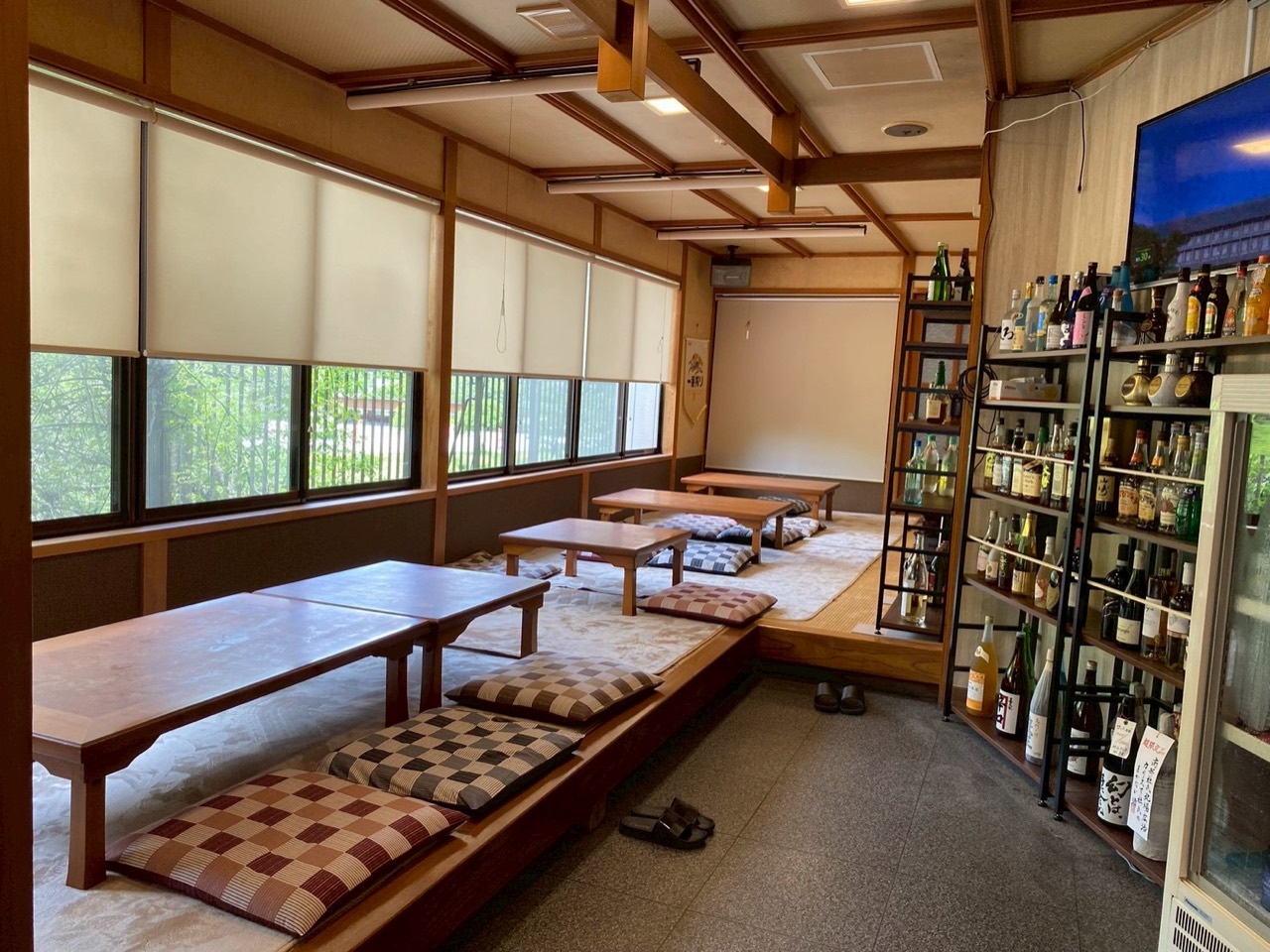 窓沿いに座敷席が並ぶ澤の店内